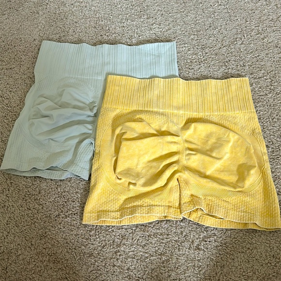 stretchy gym shorts worn once - Picture 2 of 2